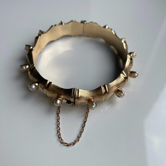 Antique 9k Yellow Gold and Pearls Bangle Stamped Hallmarks, Hinged with a Clasp - Picture 3 of 7